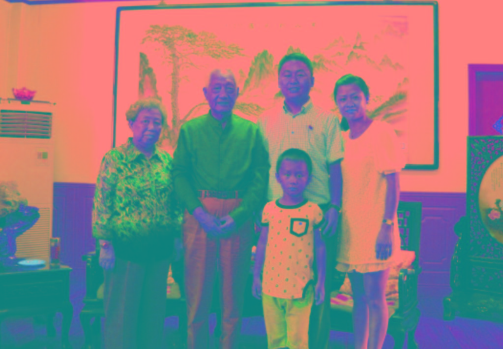 與原南京軍區(qū)政委方祖岐上將夫婦合影留念。